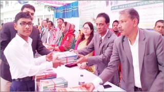 পলাশে উৎসবমুখর পরিবেশে ছাত্র-ছাত্রীদের মাঝে বই বিতরণ